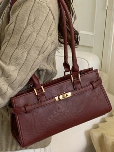 Vintage burgundy shoulder bag in pleated PU leather with gold clasp and belt detail