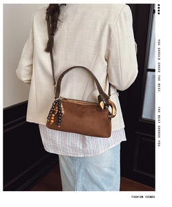 Sac cylindrique en daim marron avec pendentif à pampilles perletées et fermeture éclair