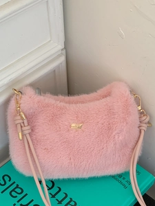 Roze pluche crossbodytas van imitatiebont met gouden metalen logo en leren schouderriem