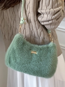 Chique mintgroene pluche schoudertas voor dames met gouden logo en zachte bonttextuur