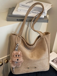 Sac Fourre-Tout Grande Capacité pour Femme en Simili-Cuir Daim Mode Simple Sac à Bandoulière Avec Pendentif en Peluche