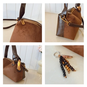 Vues détaillées du sac en daim marron avec pendentif en perles de bois et ferrures en bronze