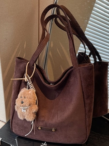 Sac fourre-tout minimaliste en daim marron foncé avec pendentif chiot en peluche