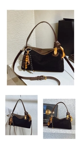 Détails du sac à bandoulière en daim noir avec poignées en cuir marron et pendentif à perles