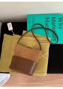 Dettaglio della borsa a secchiello vintage con design patchwork in pelle scamosciata