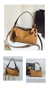 Vue détaillée du sac baguette en daim kaki avec bandoulière et perles décoratives
