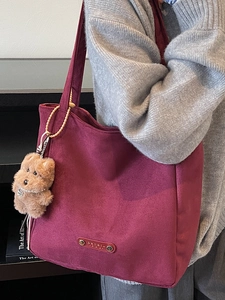 Sac cabas chic en daim bordeaux avec plaque métallique et breloque chien en peluche