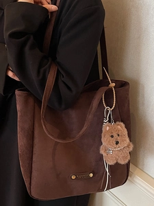 Sac cabas minimaliste en daim marron foncé avec pendentif chien en peluche et bandoulière
