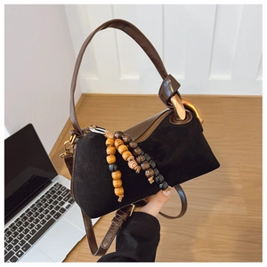 Gros plan détaillé du sac sous le bras rétro avec perles en bois et textures mixtes