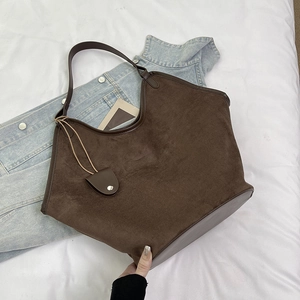Détail du grand sac cabas marron foncé en daim avec sa pochette pendentif assortie