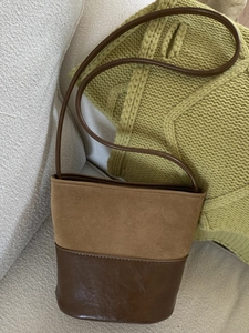 Borsa a secchiello retrò in pelle opaca con design color-block e tracolla da donna