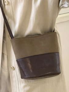 Borsa a secchiello vintage in pelle opaca kaki e marrone scuro con tracolla sottile donna