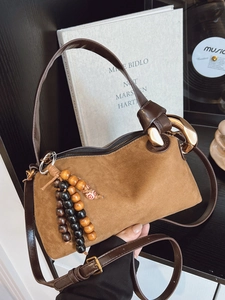 Sac à Épaule en Cuir PU Vintage pour Femmes Texture Suede Givrée Sac Sous le Bras Rétro Minimaliste Sac Carré avec Perles de Bois