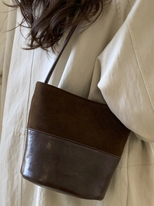Borsa a secchiello vintage in pelle smerigliata testa di moro con tracolla e design minimal