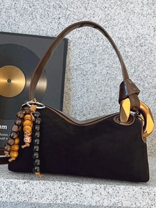 Sac sous le bras rétro en daim noir avec poignée en cuir et pendentif en bois