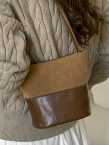 Borsa a secchiello vintage in pelle marrone da donna con cuciture bicolore e tracolla