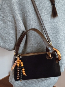 Sac sous le bras rétro en daim noir avec poignées marron et pompon en bois perlé
