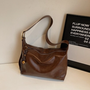 Grand Sac Cabas en Cuir PU Rétro pour Femmes Sac à Épaule Hobo de Mode avec Pendentif en Métal pour Navette Quotidienne Sac à Main Polyvalent