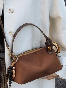 Sac cylindrique rétro en daim marron avec grand anneau doré et pendentif en perles ethniques