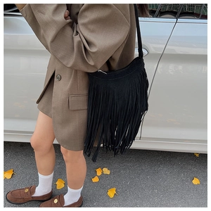 Sac à bandoulière noir à franges avec de longues lanières de cuir de style bohème
