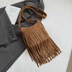 Gros plan détaillé du sac à franges en daim marron au style bohème et vintage chic