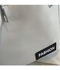 Vue détaillée du tissu en nylon durable et du logo de mode sur le sac de tutorat