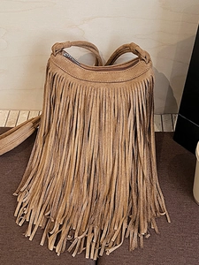 Sac bandoulière rétro chic en daim marron avec franges et détails de glands élégants