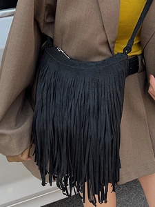Sac bandoulière noir à franges pour femme en daim mat avec un style rétro bohème chic