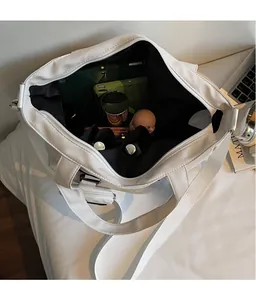 Vue de dessus de l'intérieur du grand sac blanc avec ordinateur portable et accessoires