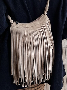 Sac bandoulière vintage chic en daim beige avec des détails de franges bohèmes