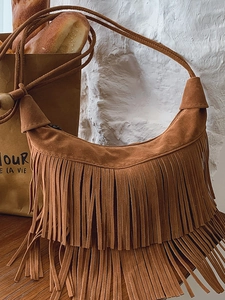 Vintage Suede Look PU Fringe Shoulder Bag For Women Bohemian Tassel Crossbody Bag With Wood Beads Half Moon Hobo Bag Purses