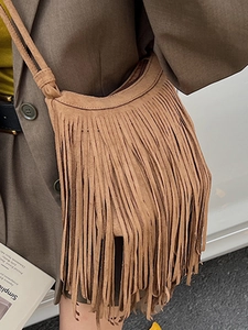 Sac bandoulière chic en daim marron pour femme avec détails de franges et style bohème