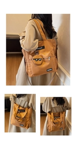 Détail d'un sac cabas multifonction marron caramel avec poches et pendentif rond