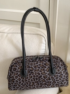 Sac Boston rétro imprimé léopard gris et marron avec poignées en cuir noir