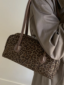 Sac Boston rétro imprimé léopard avec longues anses en cuir marron et fermeture éclair