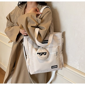 Détail du sac cabas crème avec mini pochette amovible et bandoulière réglable