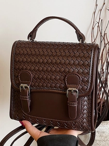 Zaino chic in pelle intrecciata marrone scuro con patta e fibbia in metallo decorativa