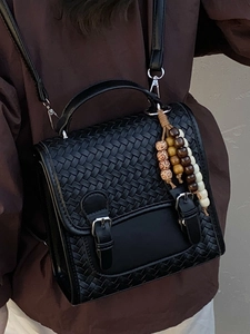 Zaino nero intrecciato per donna con ciondolo in perle etniche e fibbie argentate lucide