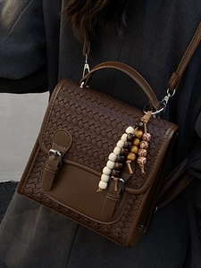Borsa a tracolla intrecciata marrone chic con ciondolo a perline e pelle vintage