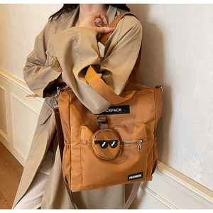 Détail du sac fourre-tout en nylon caramel avec pochette amovible et bandoulière tissée
