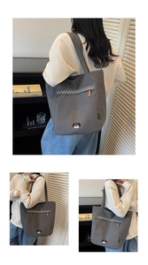 Détail du sac cabas en toile grise avec broderie chien et coutures en zigzag