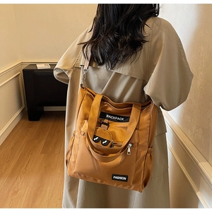 Détail du sac cabas en nylon caramel avec mini porte-monnaie et logo élégant