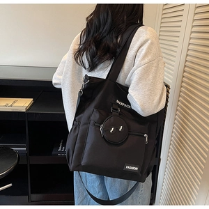 Détail du sac multifonctionnel noir pour étudiant avec bandoulière réglable