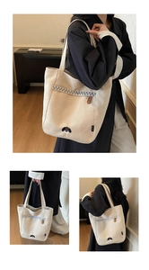 Détails du sac cabas en toile beige avec broderie en zigzag bleue et écusson de chien