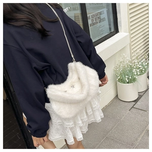 Sac demi-lune en peluche blanche avec étoile et bandoulière chaîne en extérieur