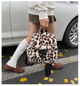 Gros plan extérieur d'un sac à dos en peluche léopard avec texture douce en fausse fourrure