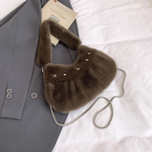 Vue détaillée d'un sac d'épaule en peluche marron avec clous étoiles et chaîne en métal