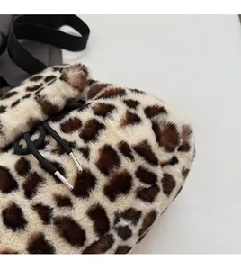 Gros plan sur le tissu en peluche léopard avec cordon de serrage et embouts métalliques