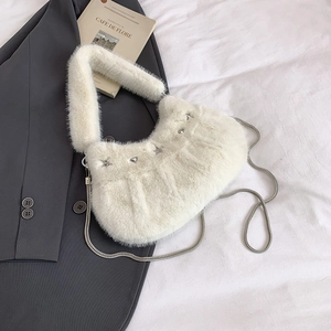 Détail du sac à bandoulière en fausse fourrure blanche avec clous étoiles et cœurs argentés