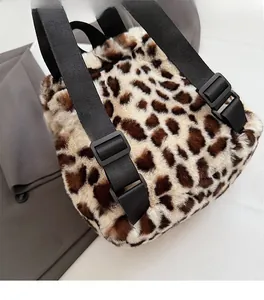 Détail d'un sac à dos en fausse fourrure léopard montrant la texture et la sangle noire